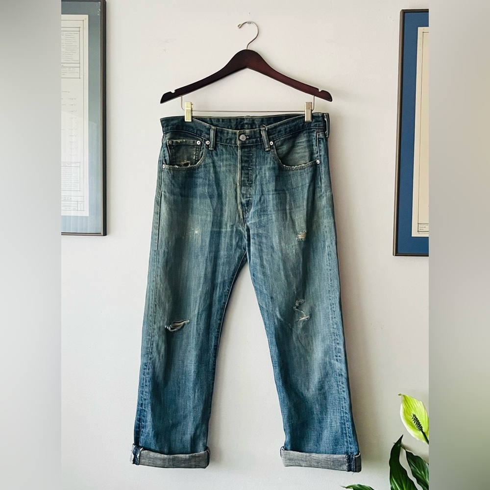 LEVI’S DISTRESSED straight leg jeans